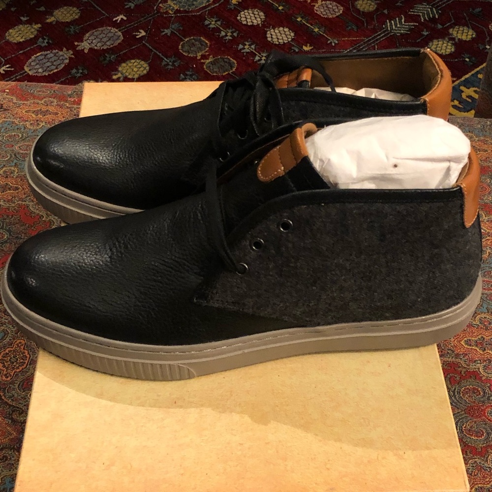 Johnston & Murphy: Toliver Black Leather Chukka Sneaker